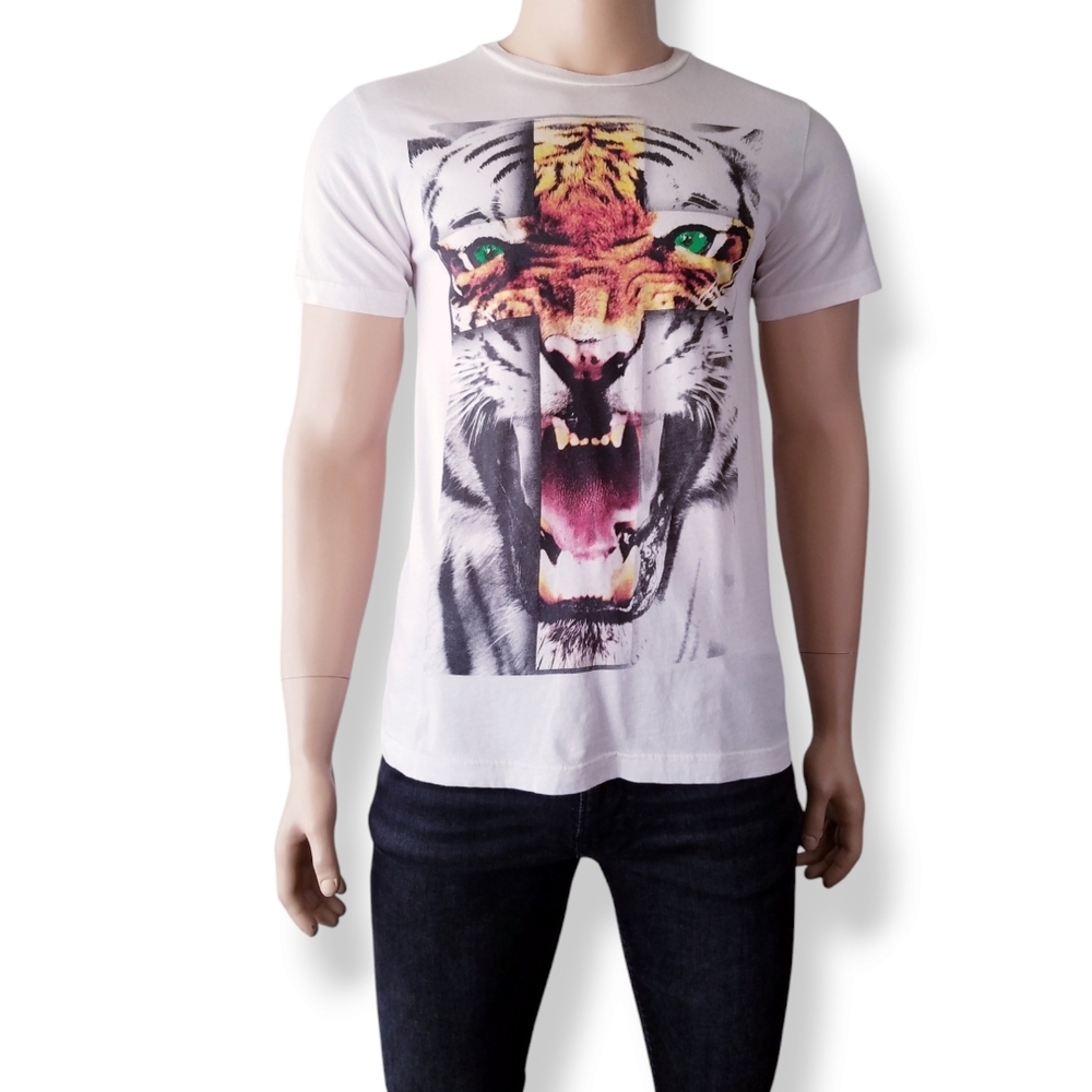 Graphic Tiger Cross Print T-Shirt Size Medium by Der Shirt